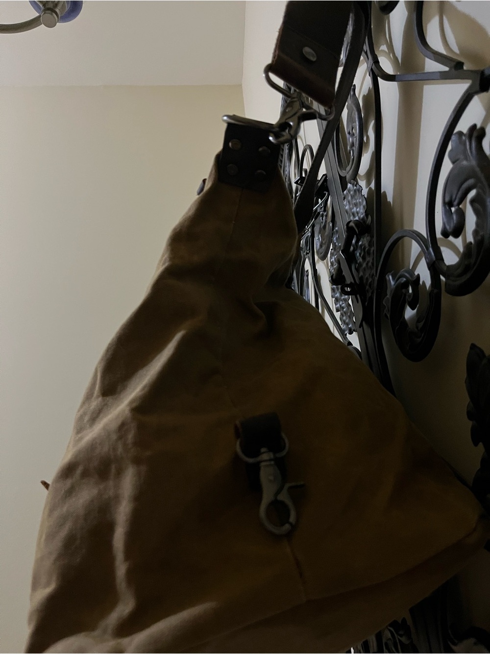 NEWHEY 55L
Travel Duffel Bag
Waterproof Waxed Canvas & Leather Weekender Bag - Picture 5 of 10